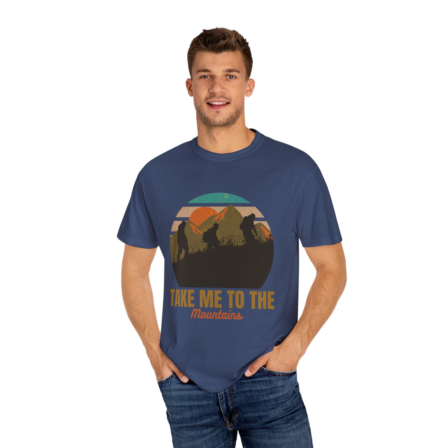 Camiseta unisex teñida con prenda "Llévame a las montañas" 