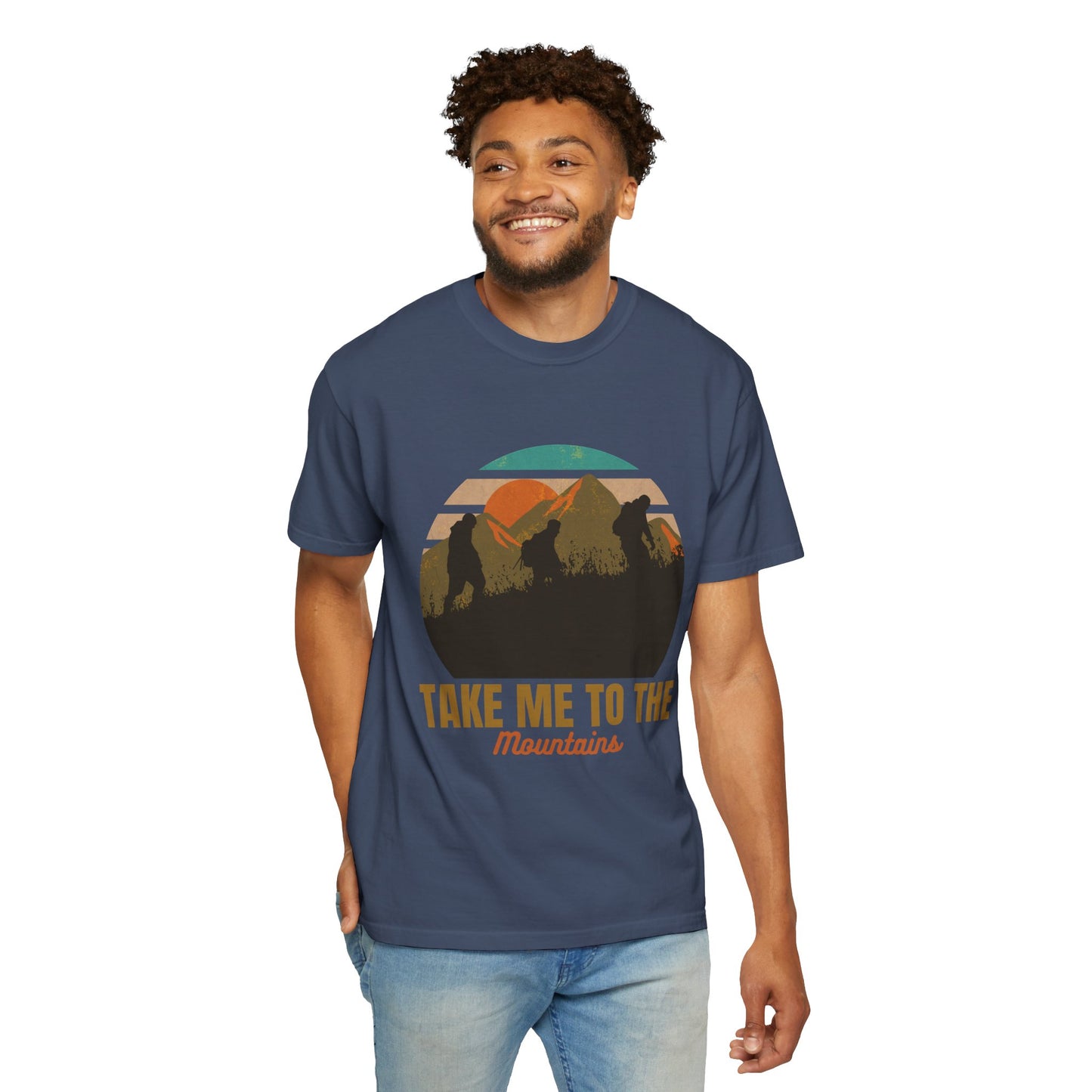 Camiseta unisex teñida con prenda "Llévame a las montañas" 