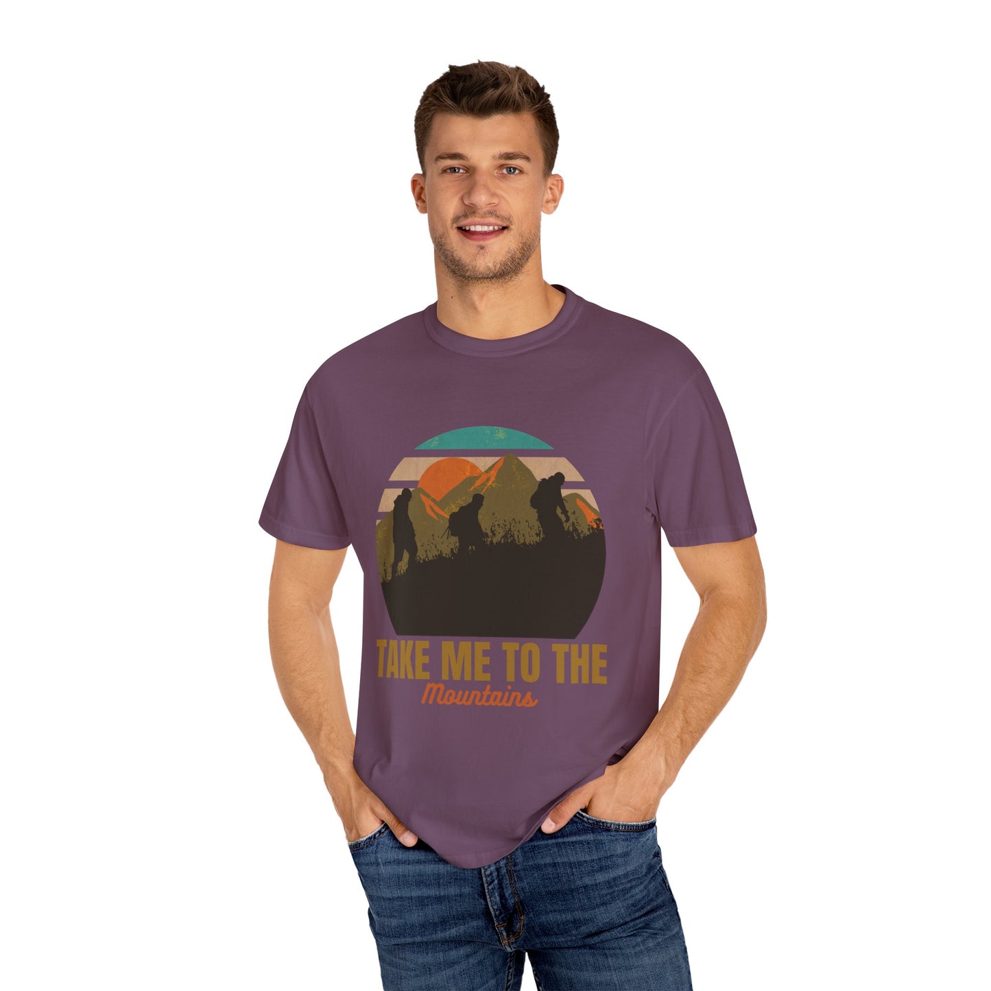 Camiseta unisex teñida con prenda "Llévame a las montañas" 