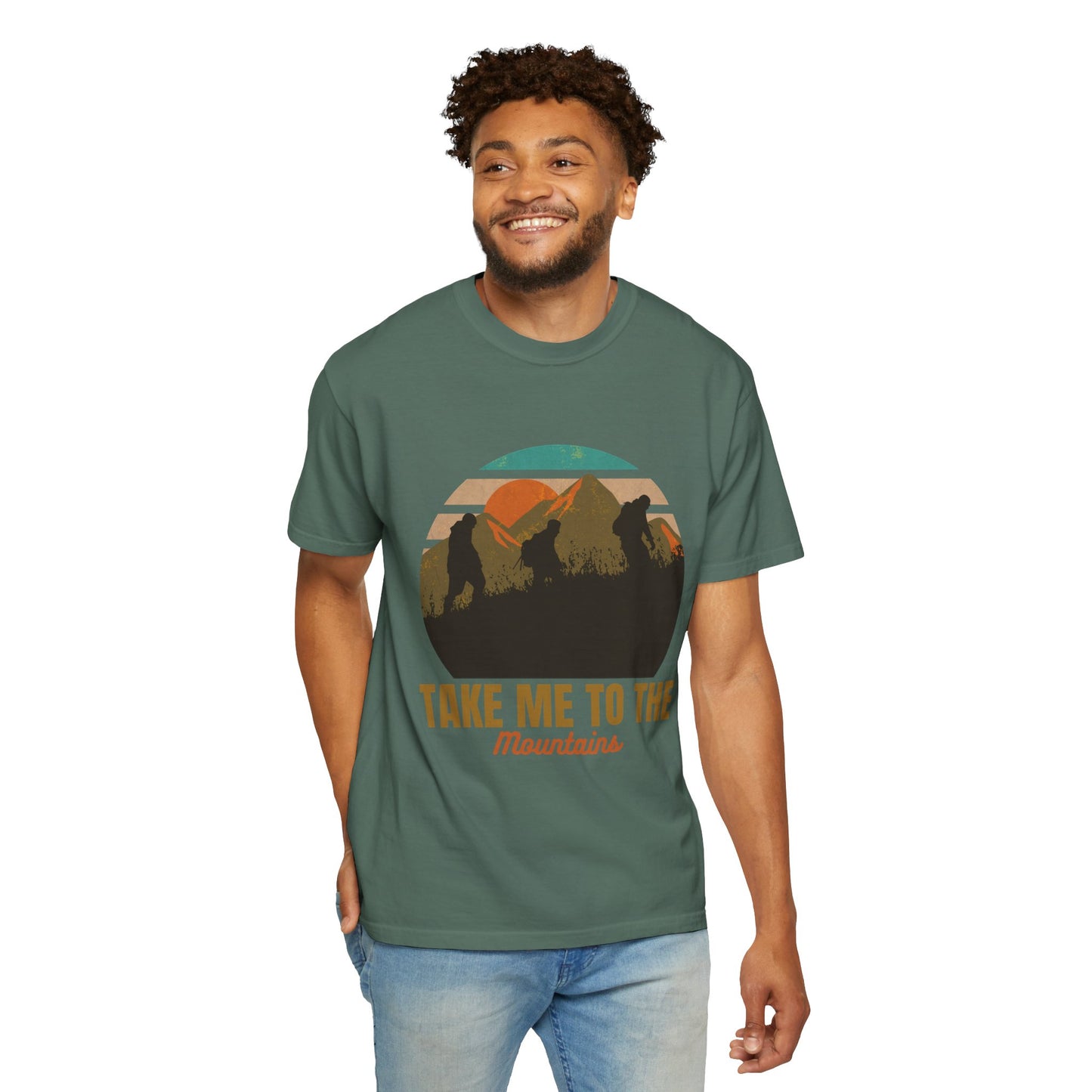 Camiseta unisex teñida con prenda "Llévame a las montañas" 