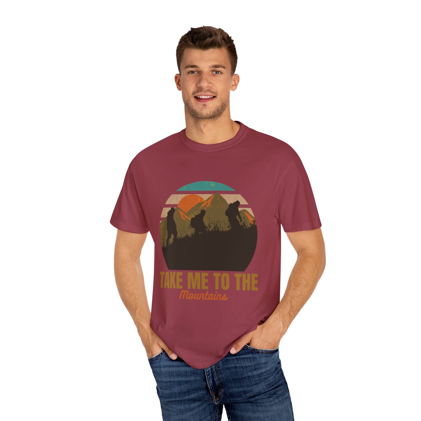 Camiseta unisex teñida con prenda "Llévame a las montañas" 