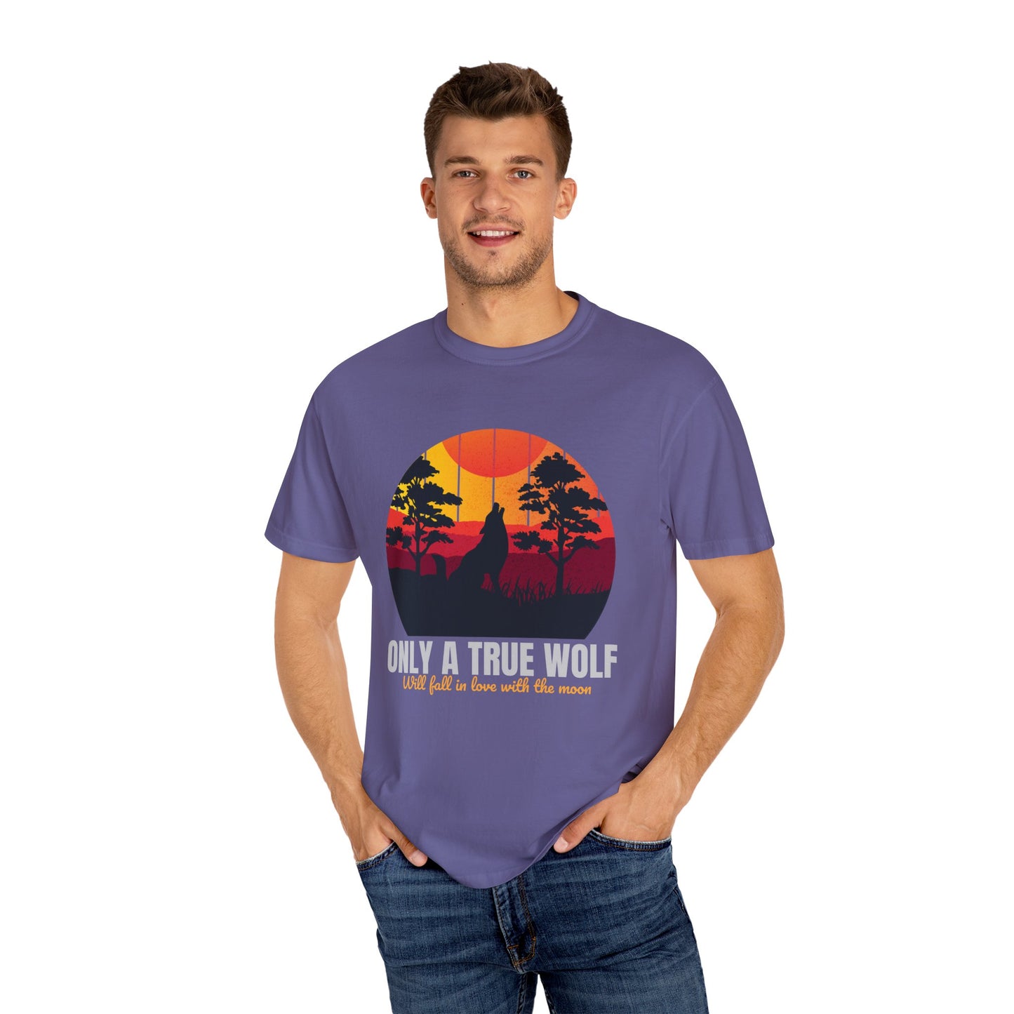 Camiseta unisex teñida con la frase Sólo un lobo verdadero se enamorará de la luna