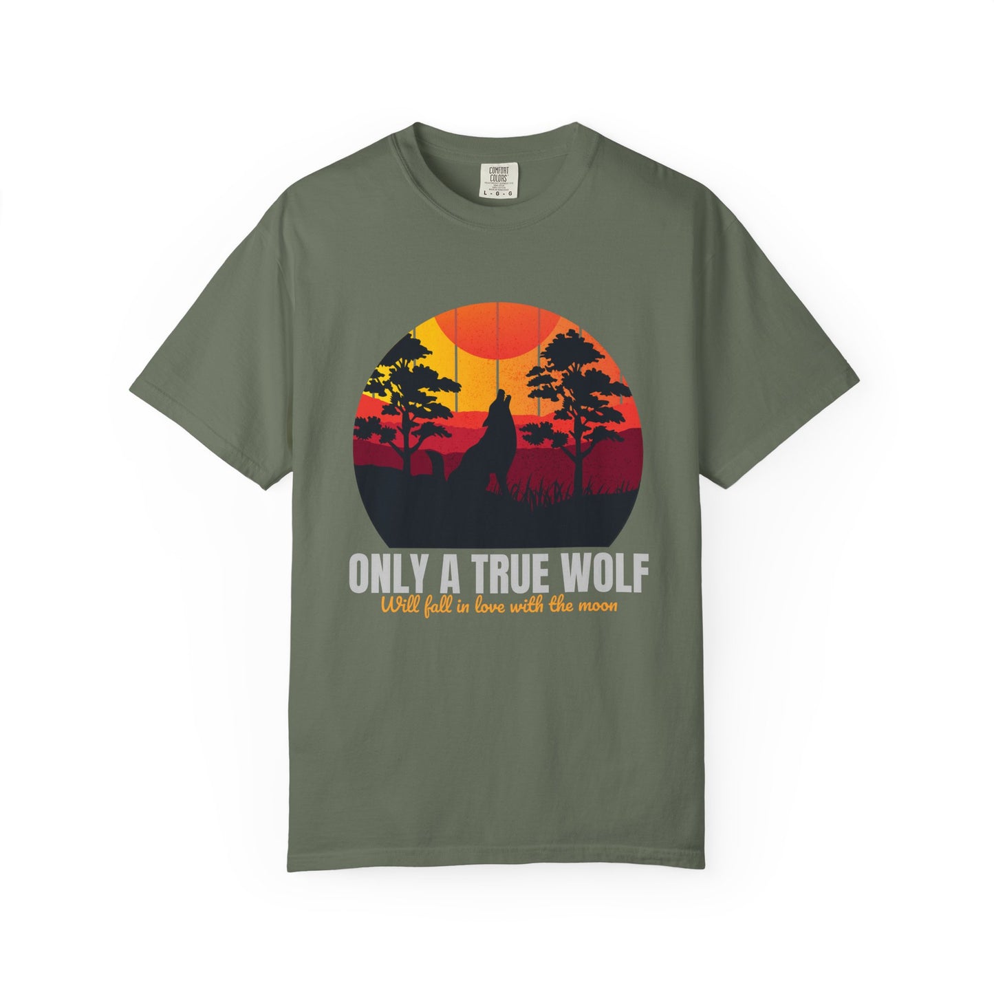 Camiseta unisex teñida con la frase Sólo un lobo verdadero se enamorará de la luna