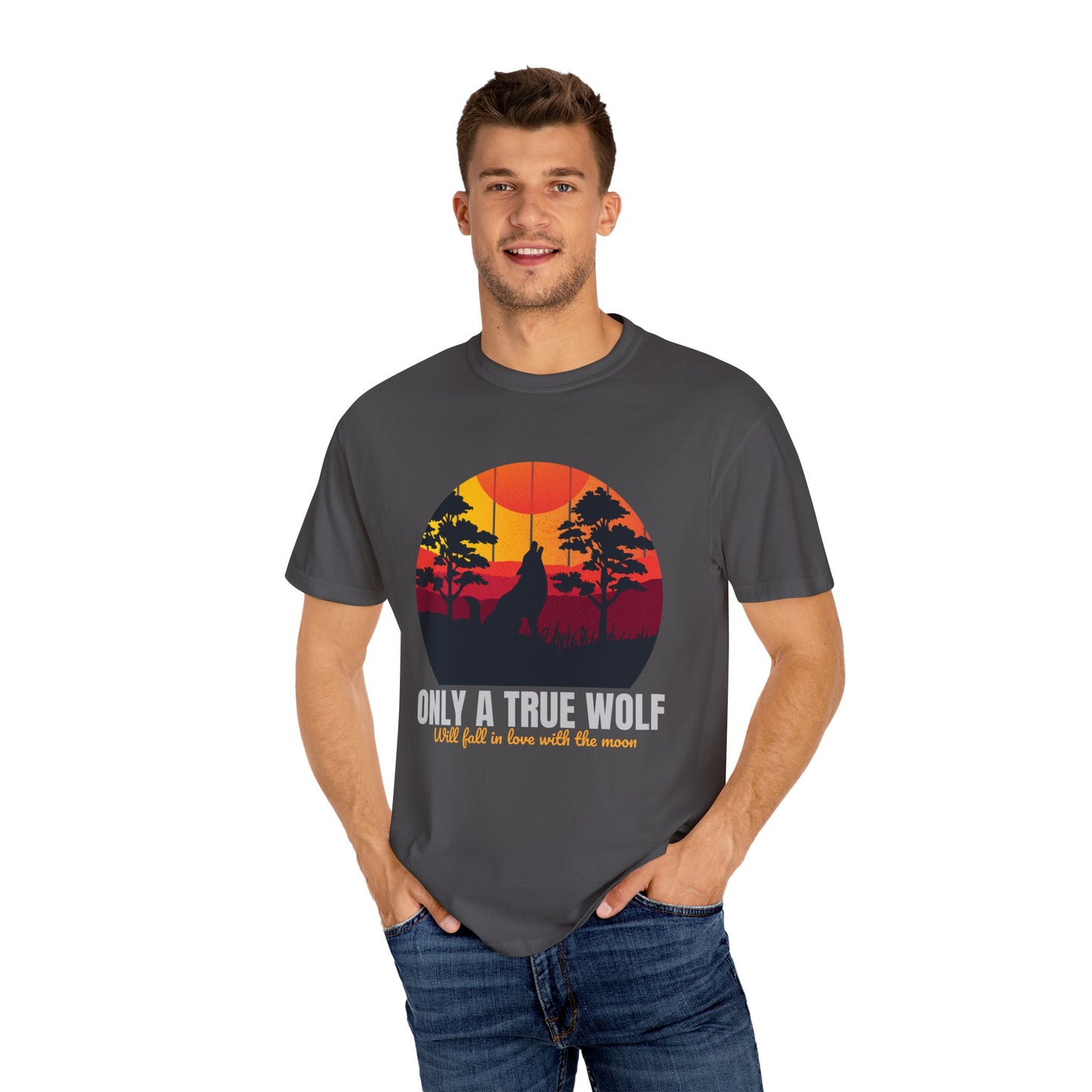Camiseta unisex teñida con la frase Sólo un lobo verdadero se enamorará de la luna