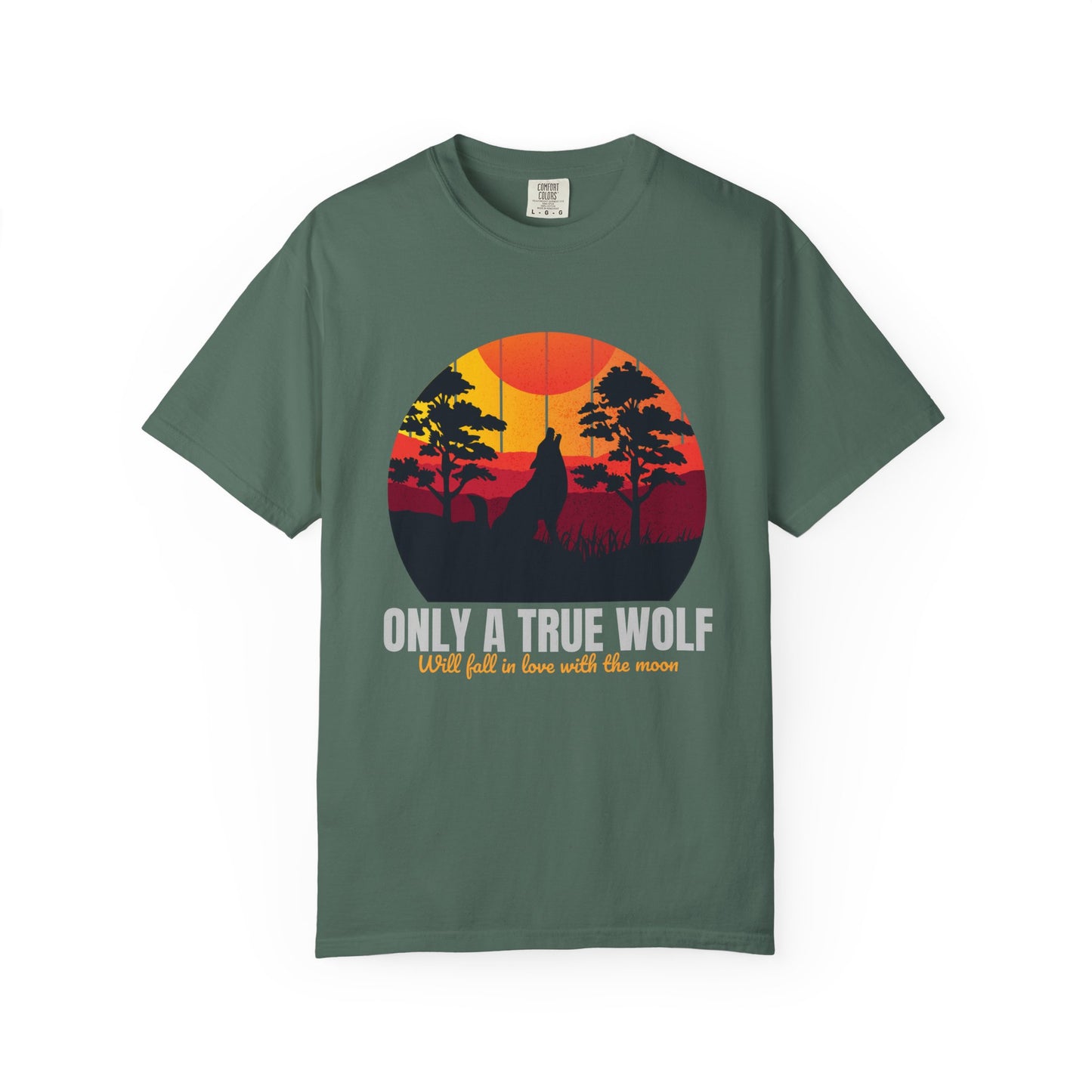 Camiseta unisex teñida con la frase Sólo un lobo verdadero se enamorará de la luna