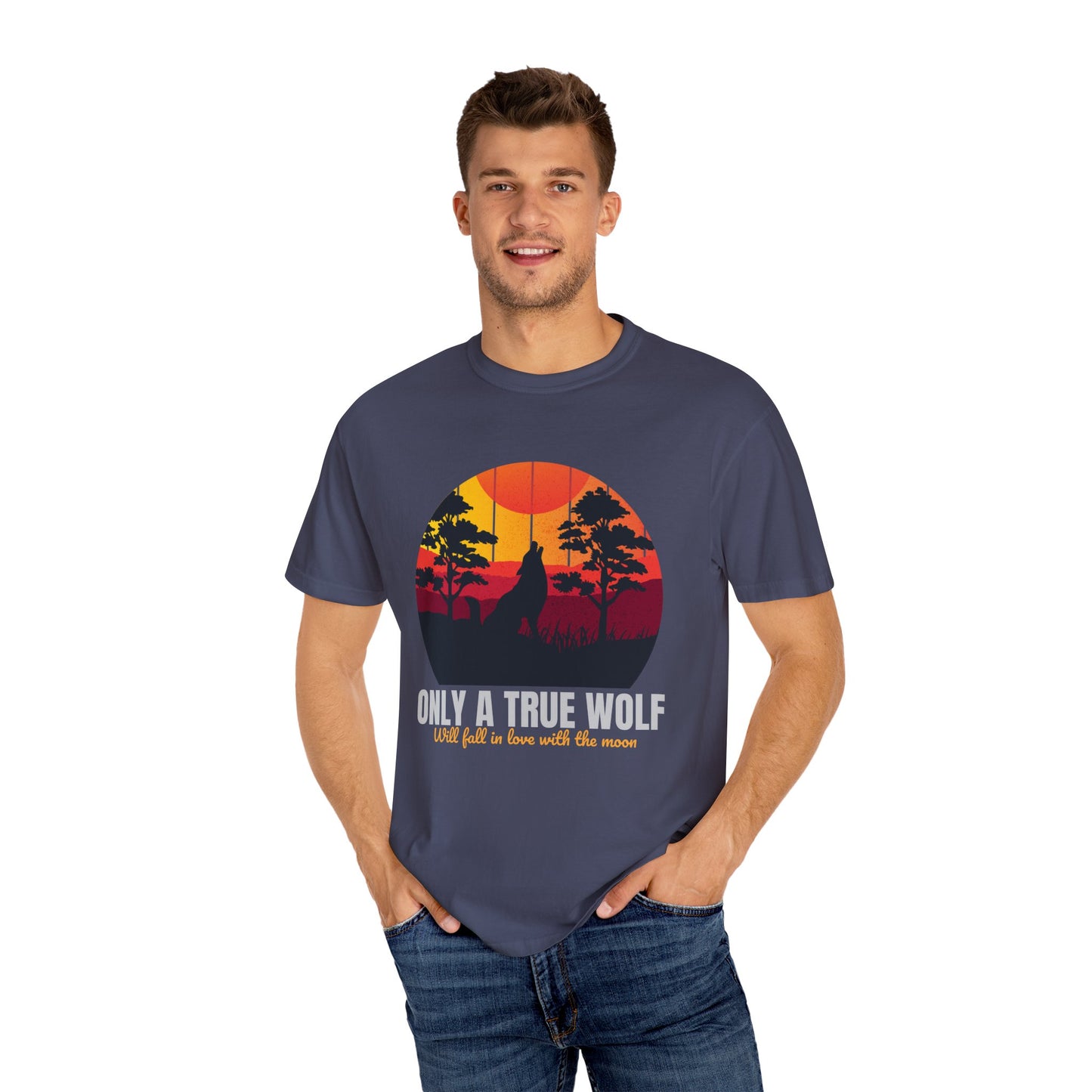 Camiseta unisex teñida con la frase Sólo un lobo verdadero se enamorará de la luna