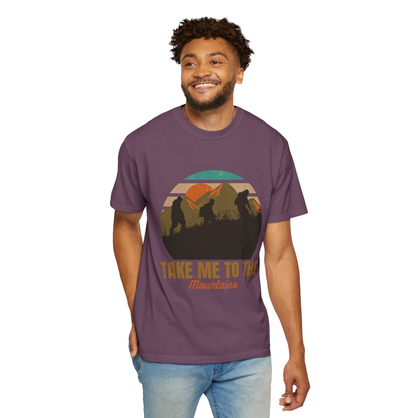 Camiseta unisex teñida con prenda "Llévame a las montañas" 