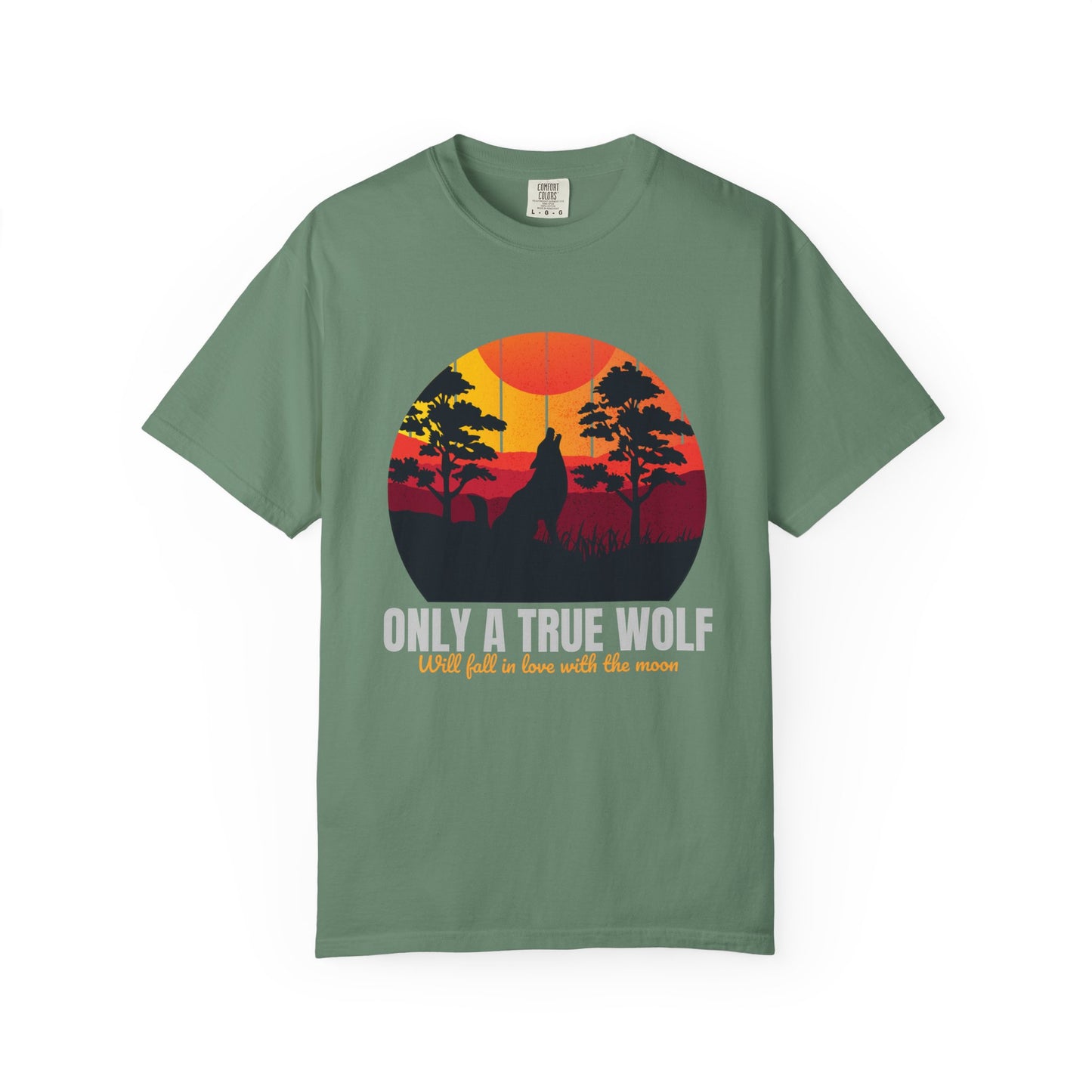 Camiseta unisex teñida con la frase Sólo un lobo verdadero se enamorará de la luna