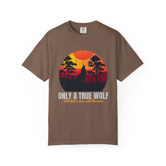 Camiseta unisex teñida con la frase Sólo un lobo verdadero se enamorará de la luna