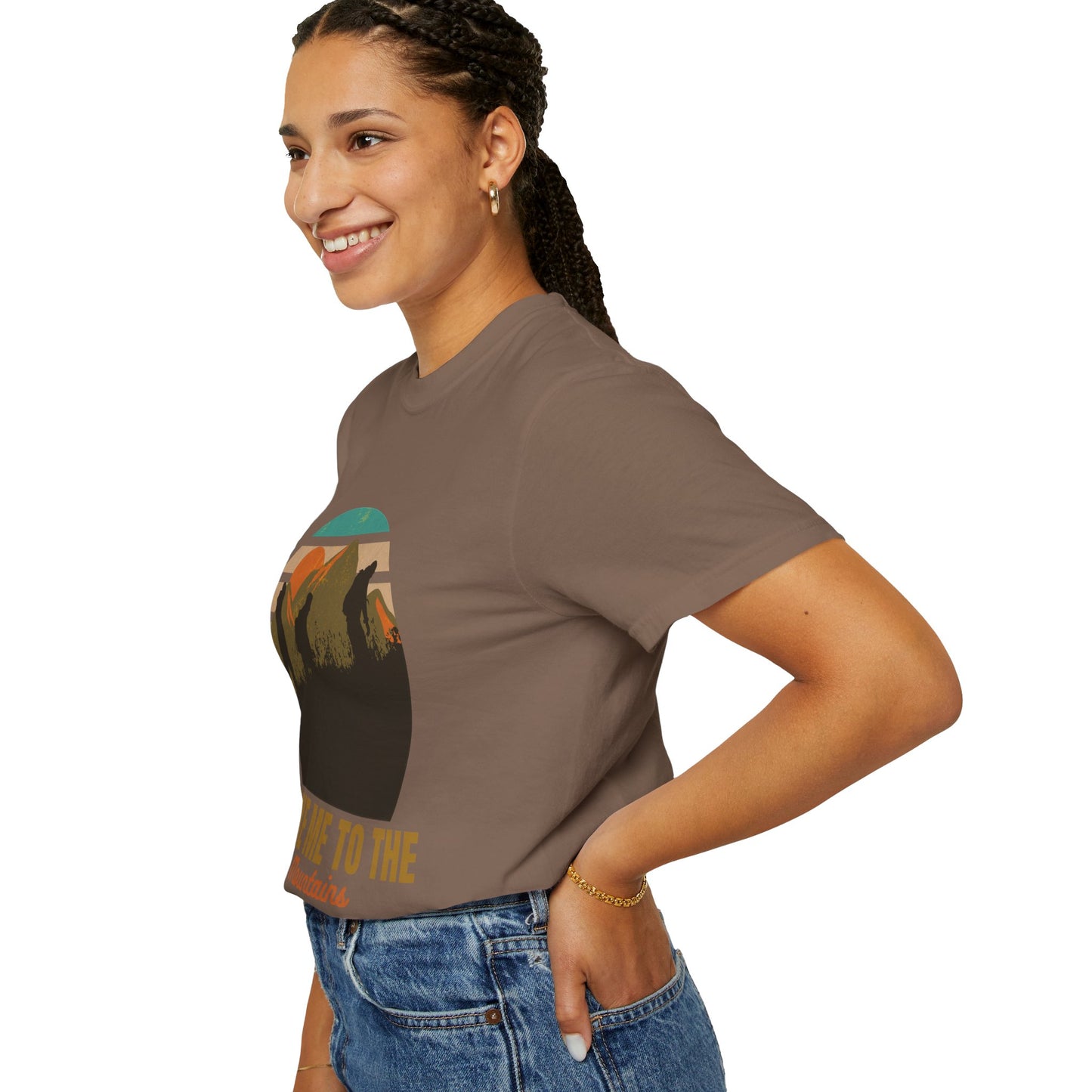 Camiseta unisex teñida con prenda "Llévame a las montañas" 