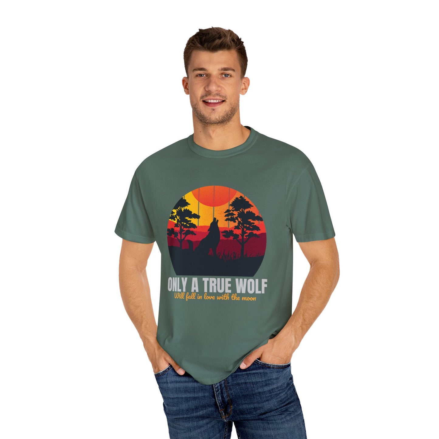 Camiseta unisex teñida con la frase Sólo un lobo verdadero se enamorará de la luna