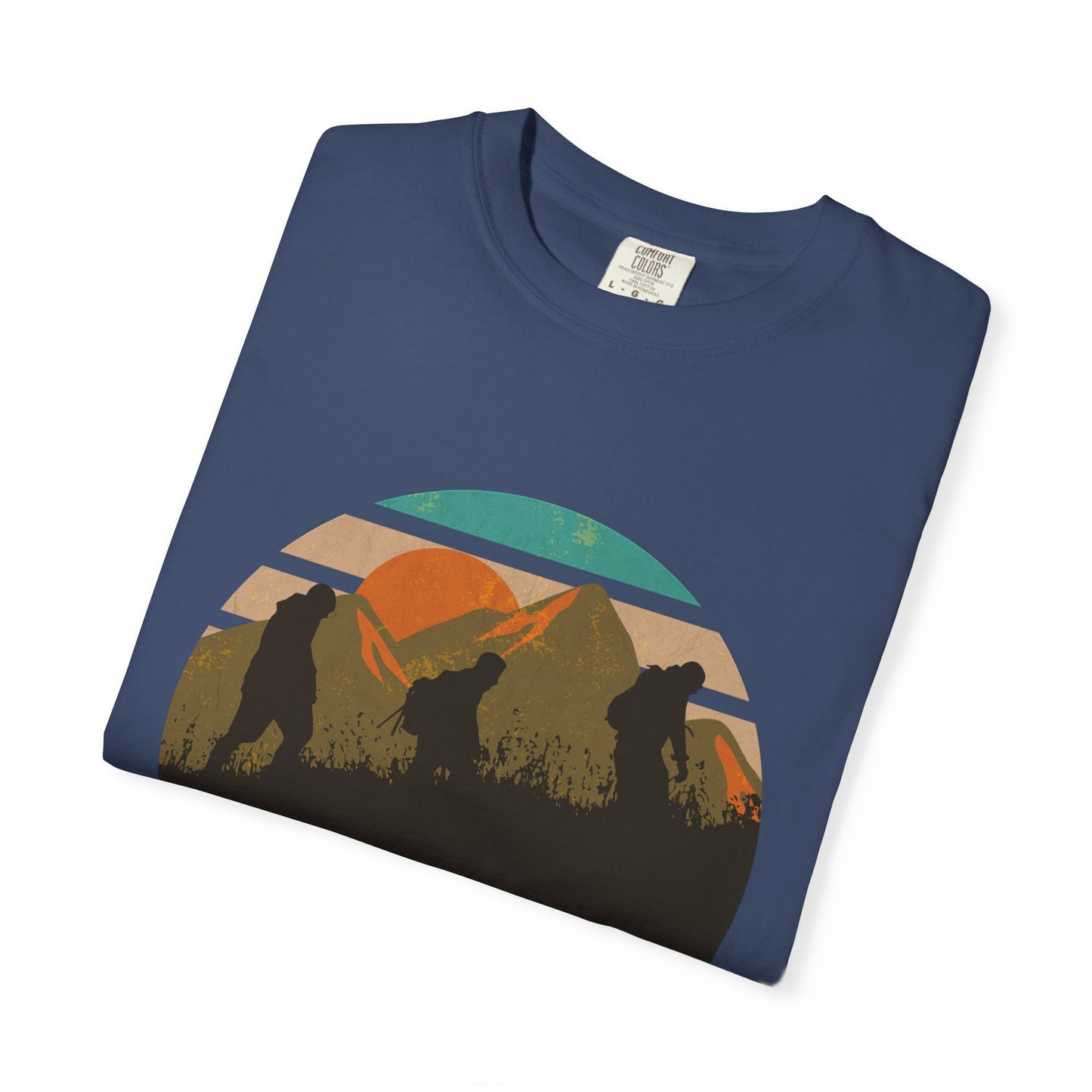 Camiseta unisex teñida con prenda "Llévame a las montañas" 