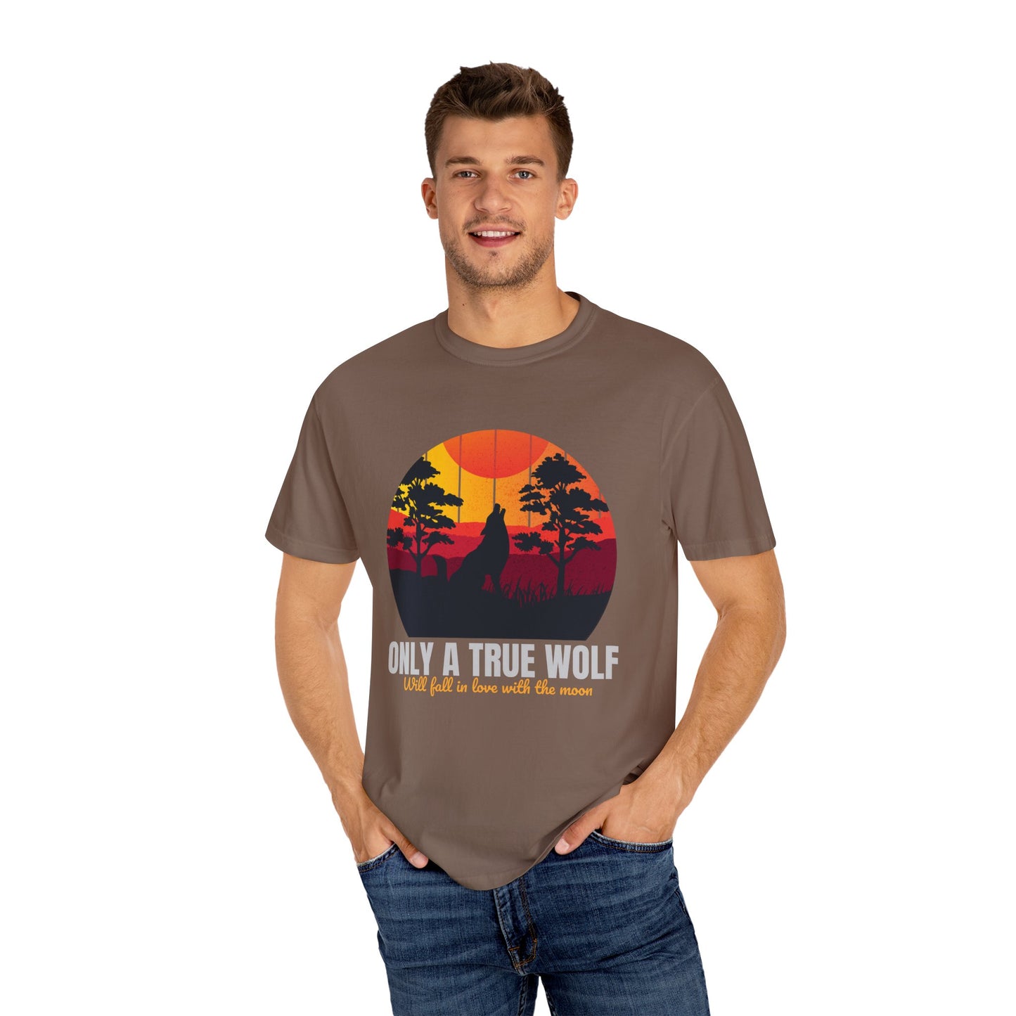 Camiseta unisex teñida con la frase Sólo un lobo verdadero se enamorará de la luna