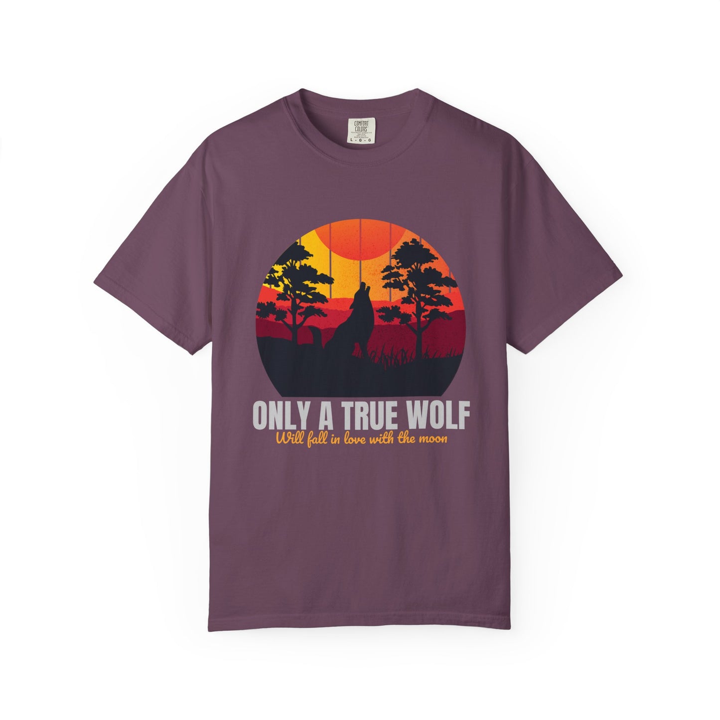 Camiseta unisex teñida con la frase Sólo un lobo verdadero se enamorará de la luna