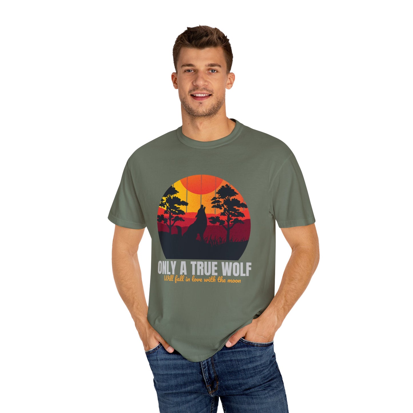 Camiseta unisex teñida con la frase Sólo un lobo verdadero se enamorará de la luna