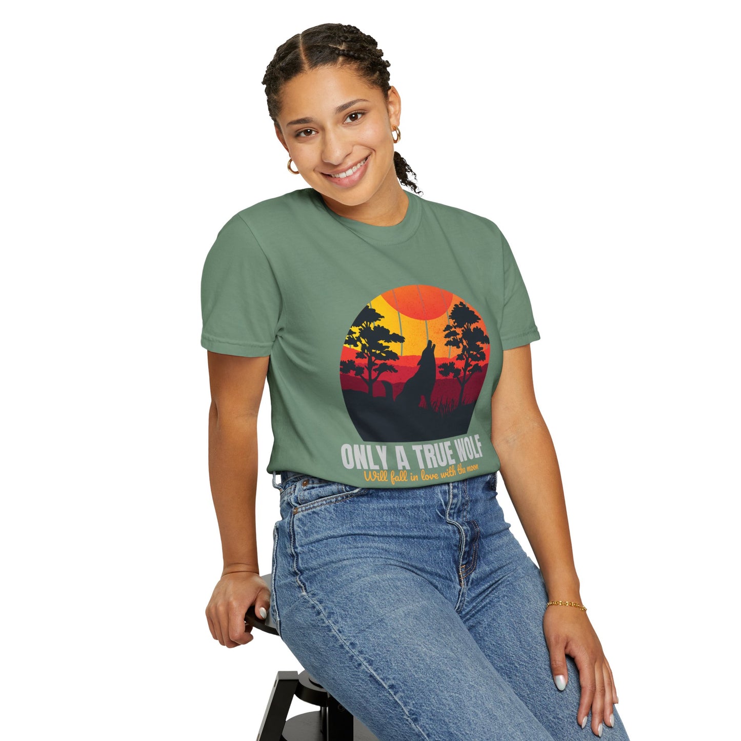 Camiseta unisex teñida con la frase Sólo un lobo verdadero se enamorará de la luna