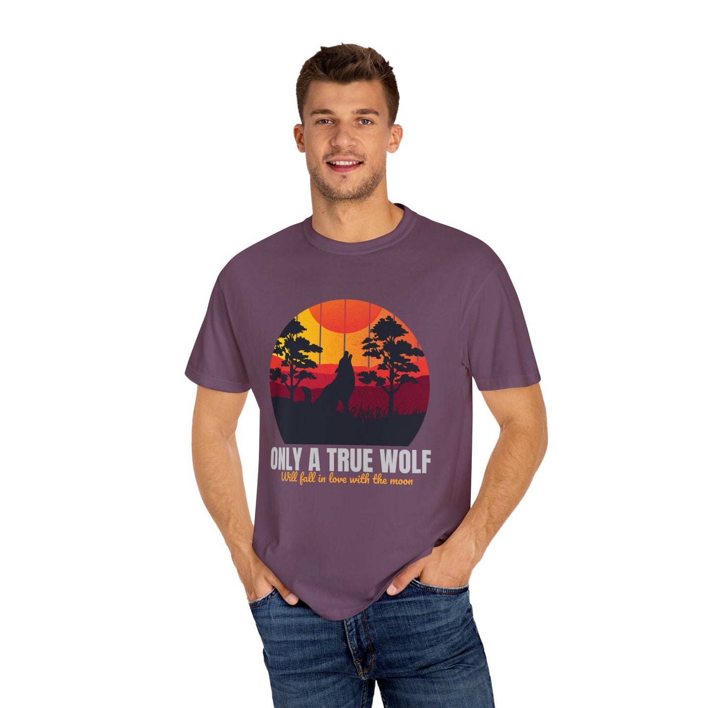 Camiseta unisex teñida con la frase Sólo un lobo verdadero se enamorará de la luna